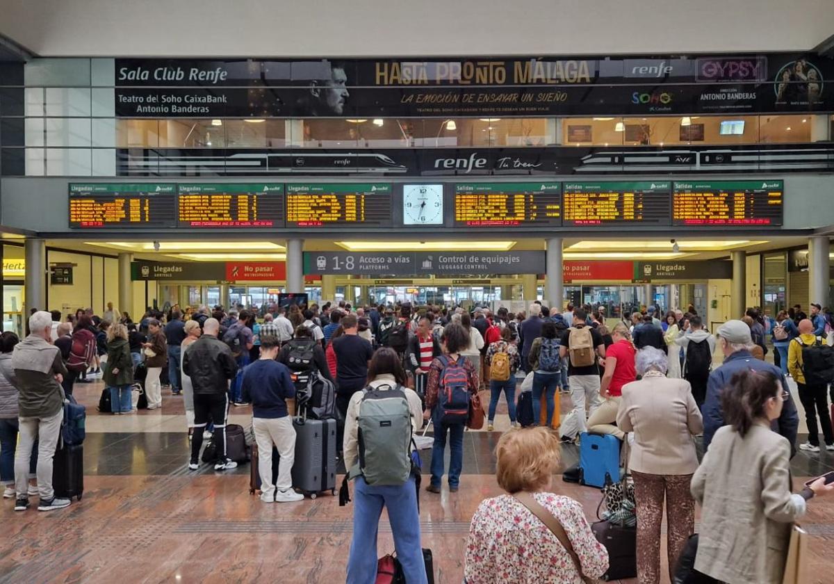 Sabotaje en el AVE: 30 trenes, varios de ellos de Málaga, y 10.000 viajeros afectados por robos de cable