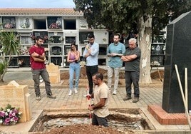 Una de las fosas comunes encontradas en el cementerio de Campillos.