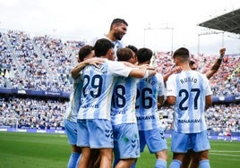 Los jugadores del Málaga celebran el gol de penalti de Antoñito frente al Granada.