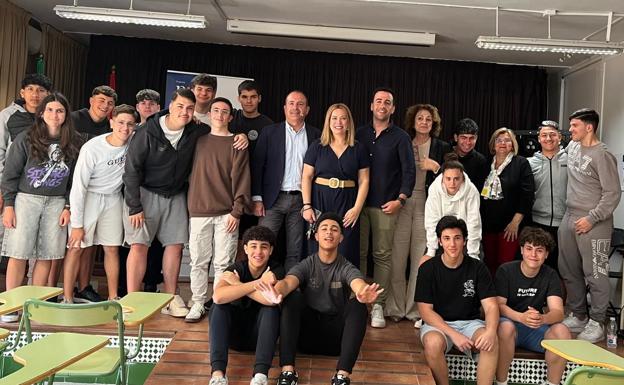 Manolo Castillo junto a Elena Blanco y los alumnos que han participado en el encuentro.