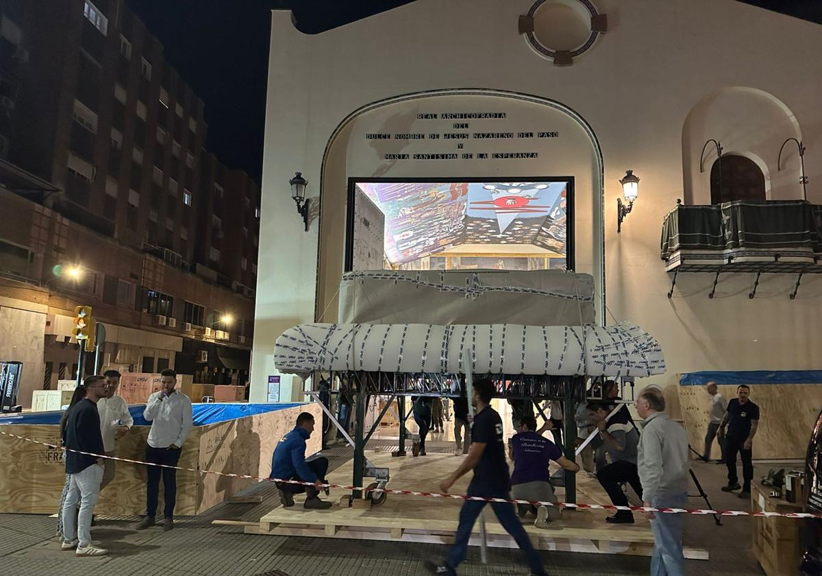 Comienza el traslado del trono de la Esperanza tras un multitudinario besamanos a la virgen