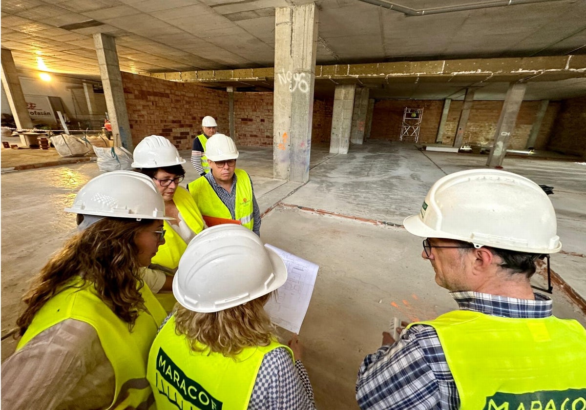 La alcaldesa, acompañada por parte de su equipo, visita las instalaciones.