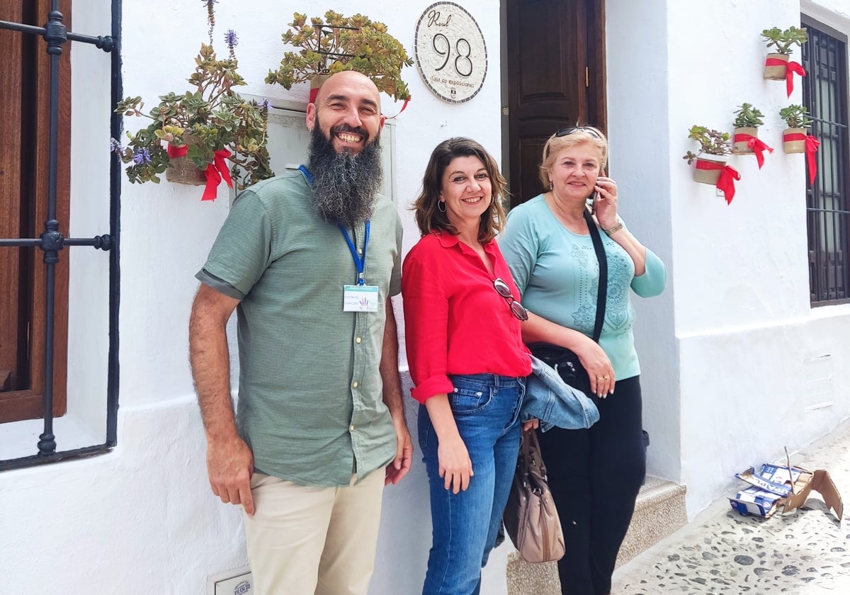 Acto de presentación del nuevo punto de venta de los productos de la asociación en Frigiliana.
