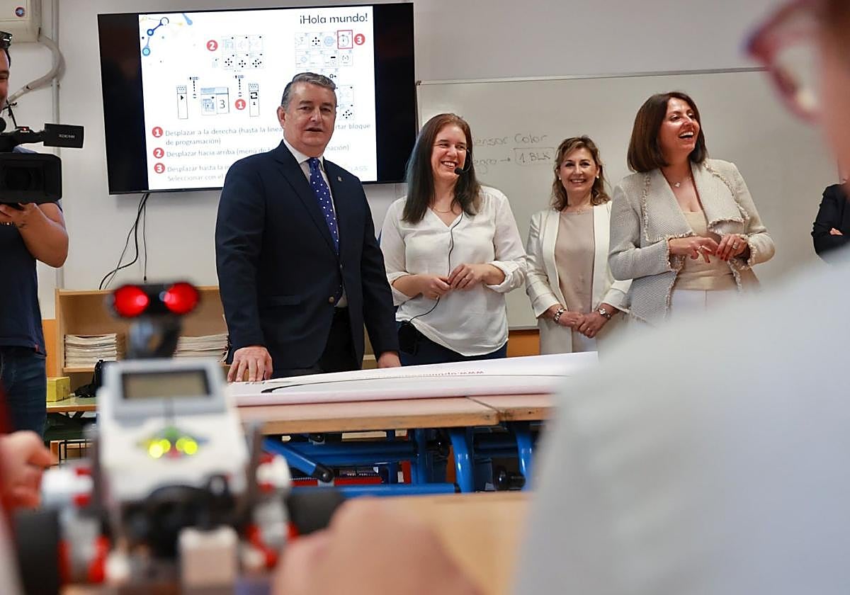 El consejero de la Presidencia, Antonio Sanz, ayer en el CEIP Teodosio de Sevilla.