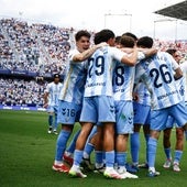 Los jugadores del Málaga celebran el gol de penalti de Antoñito frente al Granada en La Rosaleda.