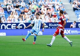 Murillo se dispone a controlar el balón en una jugada del partido frente al Granada.