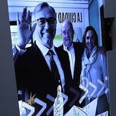 El hermano y la sobrina de Rafael Pérez Estrada aprovechan para hacerse un selfie con el escritor.