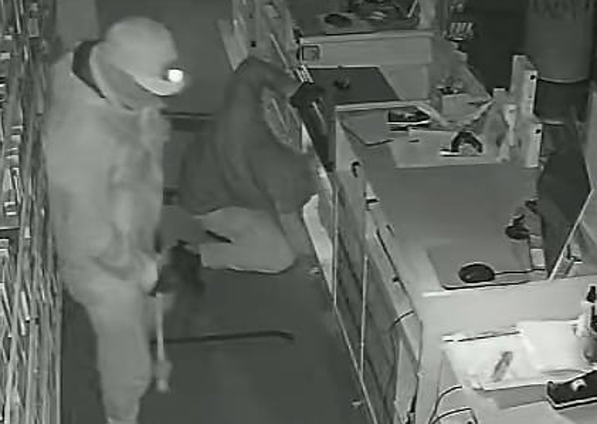 Imagen secundaria 1 - Roban en dos farmacias de Málaga en menos de una semana reventando a mazazos los escaparates