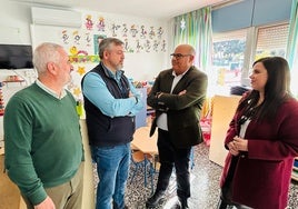 El alcalde veleño y ediles, en la visita al colegio Zona Sur el pasado mes de febrero.