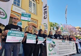 Concentración celebrada esta mañana frente a la Subdelegación del Gobierno.