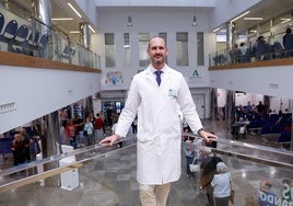 El jefe del Servicio de Neurología del Hospital Clínico, Carlos de la Cruz, posa para esta entrevista.