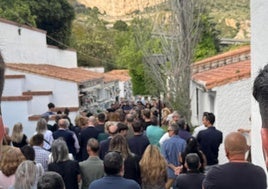 Asistentes al sepelio celebrado en el cementerio de Benalmádena este martes.