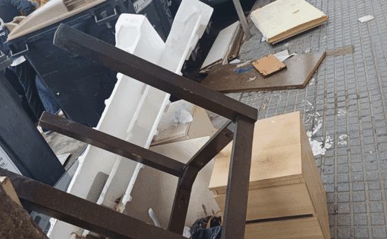 Vista de muebles en la zona denunciada.