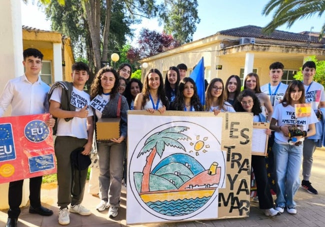 El alumnado del IES Trayamar de Algarrobo.