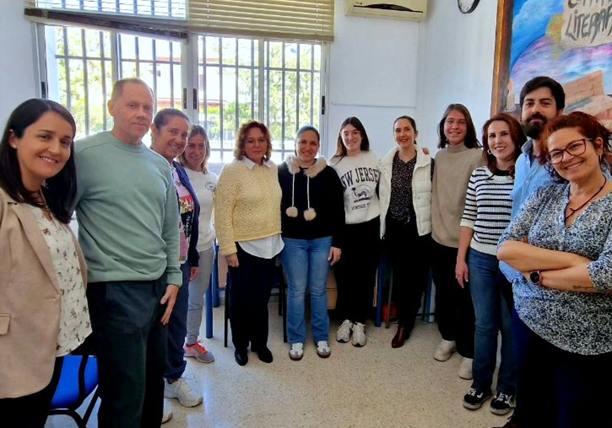 Los ganadores, docentes y miembros del jurado, tras la entrega de los premios.
