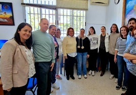 Los ganadores, docentes y miembros del jurado, tras la entrega de los premios.
