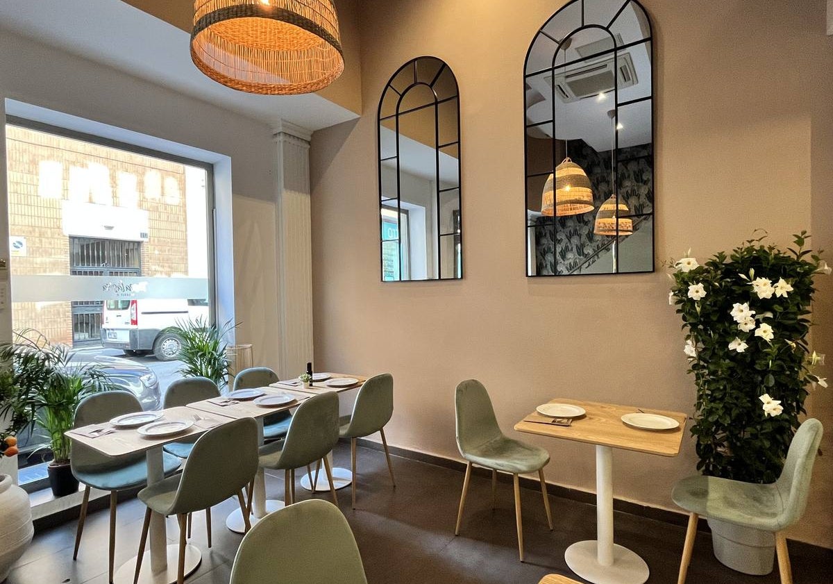 Imagen principal - Parte de la sala del nuevo local y algunas de sus especialidades: la tarta pavlova y los arroces. 