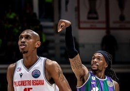 Perry lanza un triple durante el partido contra el Reggiana.
