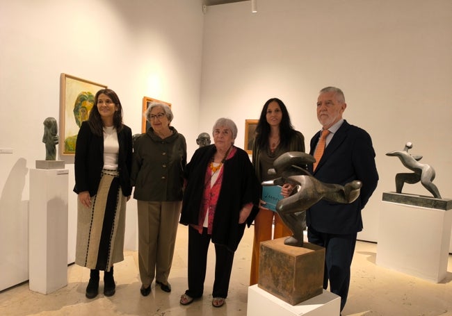 La artista junto a las comisarias Rosario Camacho y Mónica López; la responsable de Artes Plásticas de la Fundación Unicaja, Emilia Garrido, y el presidente de la Económica, José María Ruiz Povedano.