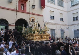 La Virgen de la Divina Pastora, durante la salida de su sede canónica.