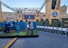 El responsable de Aenor en Andalucía entrega la certificación a la alcaldesa en el acto de celebración del décimo aniversario.