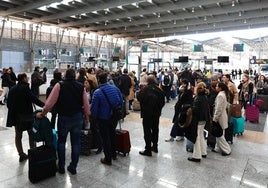 Usuarios esperando a un tren en María Zambrano, en una imagen de archivo.