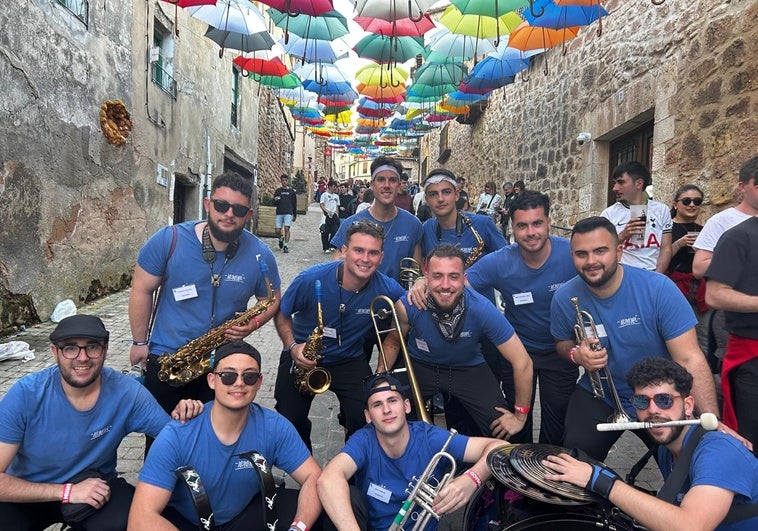 Componentes del grupo musical malagueño No Ni Ná, premiados como la mejor charanga del país.