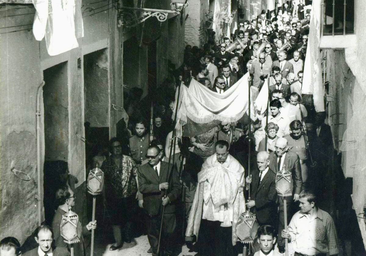 El barrio de la Trinidad recupera la antigua custodia del Corpus Chiquito
