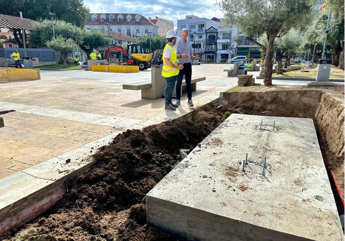 Peanas instaladas en la plaza de España.