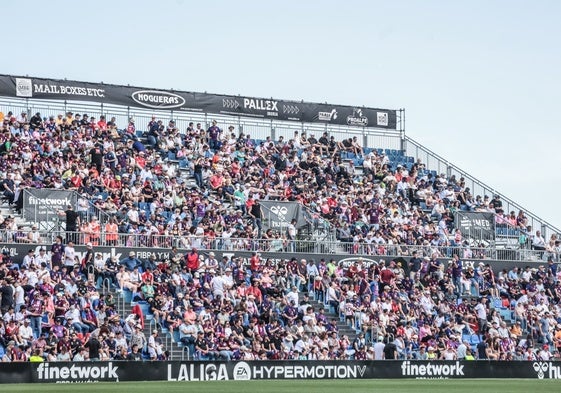 Una de las gradas laterales del Nuevo Pepico Amat, el estadio del Eldense.
