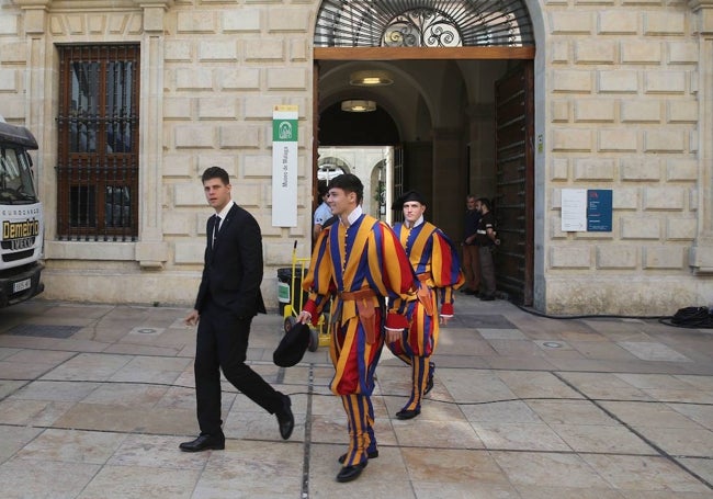 Extras con el uniforme de la Guardia Suiza, en un descanso del rodaje en el Museo de Málaga.