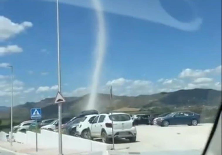 Un torbellino sorprende a los conductores en Málaga