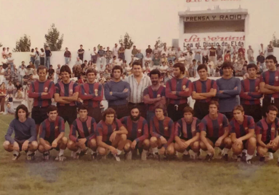 Una plantilla del Eldense de los años 70.