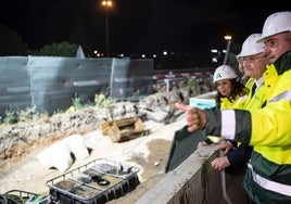 La consejera de Fomento, Rocío Díaz, acompañada por el alcalde, Francisco de la Torre, en su visita a las obras.