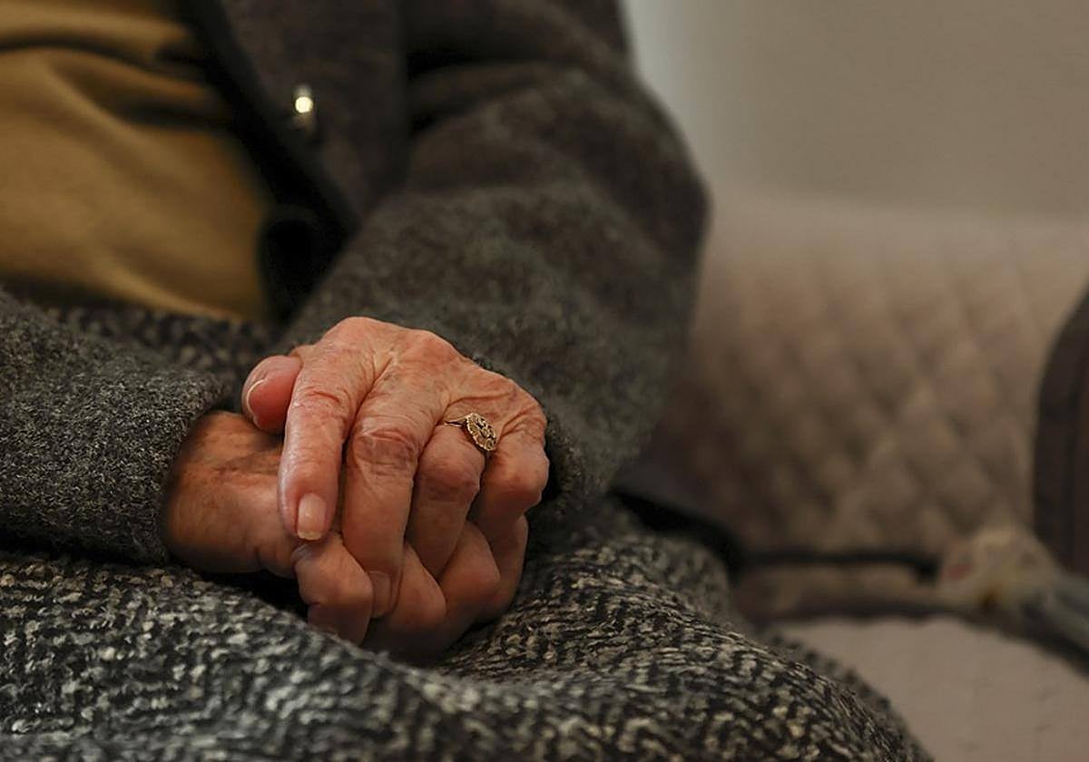 Una mujer de 86 años se queda sin pensión tras un error del Registro Civil, que certificó su muerte al inscribir la de su hijo