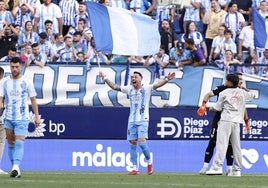 Víctor García, con una bandera del Málaga en la celebración de la victoria ante el Granada.