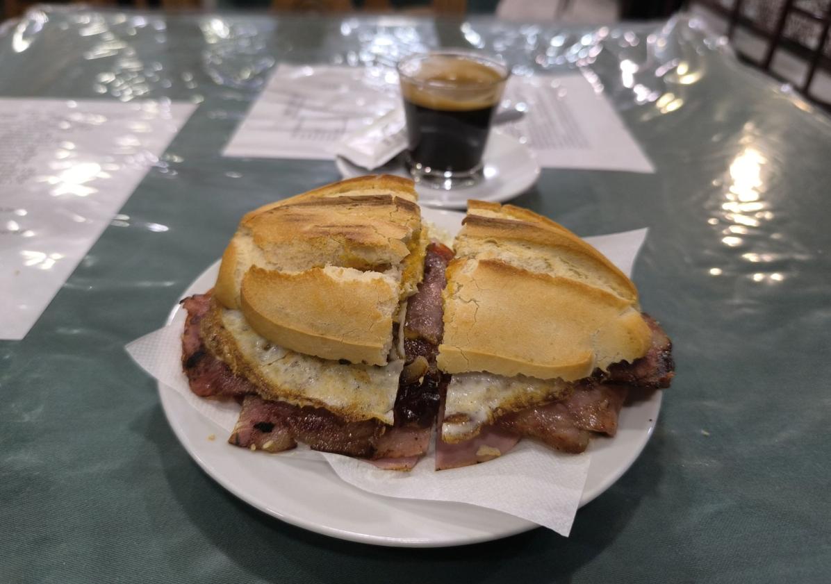 Imagen principal - El restaurante está situado en la calle Castelao, en el polígono Guadalhorce.