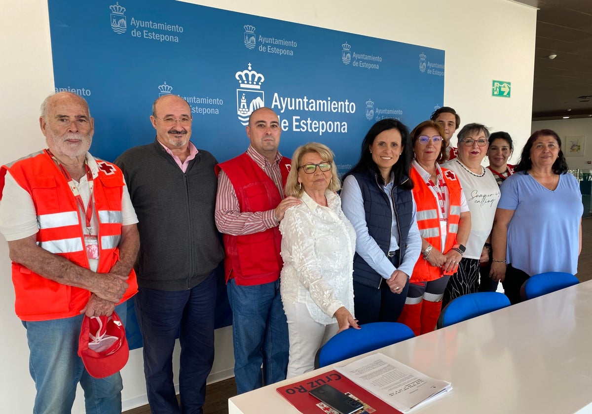 Miembros de Cruz Roja Estepona junto a técnicos del Ayuntamiento tras el balance 2024 realizado por esta ONG.