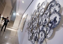 La obra de Carlos Aires exhibe retratos sobre platos.