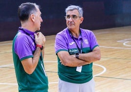 Rafael López Arévalo charla con Mario Bárbara.