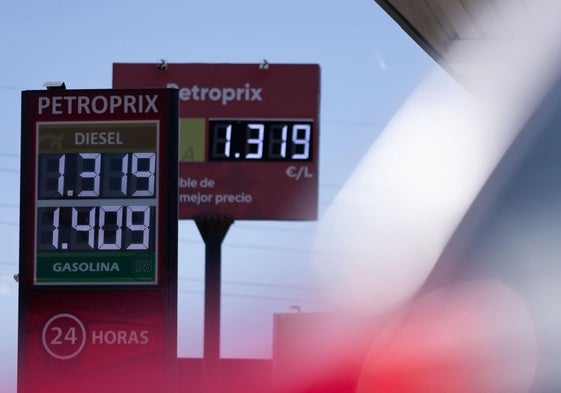 Poste de precios de una gasolinera de bajo coste en la capital malagueña, ayer.