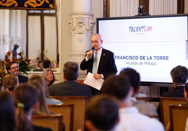 De la Torre intervino en el acto, celebrado en el Ayuntamiento.