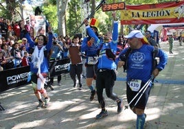 Varios corredores celebran su llegada a la meta de los 101 Kilómetros.