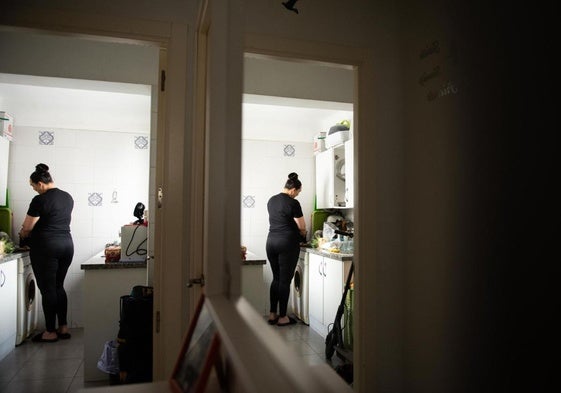 Bea (nombre figurado), tiene 43 años y vive en este apartamento con sus tres hijos. Ha trabajado desde los 8 años.