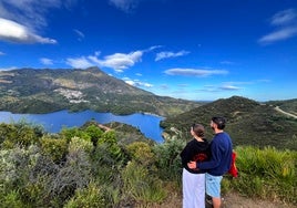 Foto tomada este jueves por la tarde en el embalse de La Concepción, lleno, como se aprecia.