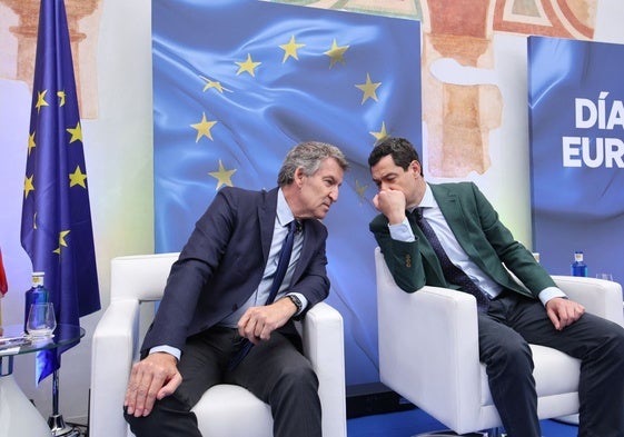 Juanma Moreno y Núñez Feijóo, en un momento del coloquio.