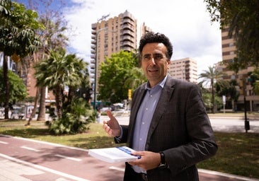 José María López Jiménez, con su libro sobre las monedas digitales de los bancos centrales, en la Avenida de Andalucía, el pasado lunes.