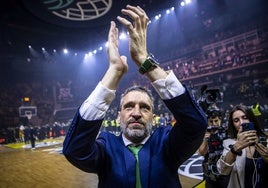 Ibon Navarro aplaude tras ganar al AEK en las semifinales de la BCL.