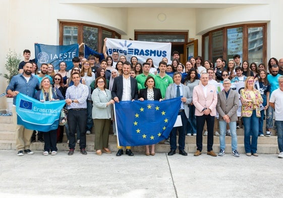 Torremolinos acoge un proyecto para que jóvenes europeos puedan navegar en jábega