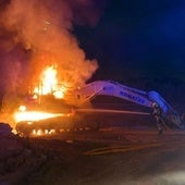 El incendio afectó a maquinaria pesada.